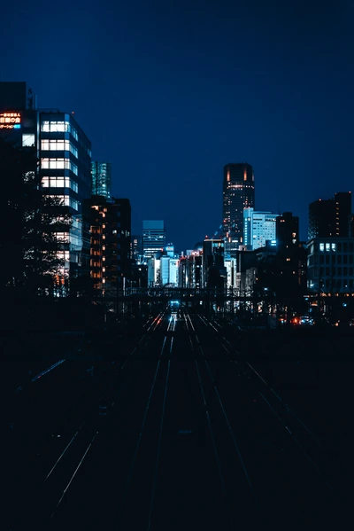 Paysage urbain nocturne avec des lumières de ville brillantes et des voies ferrées