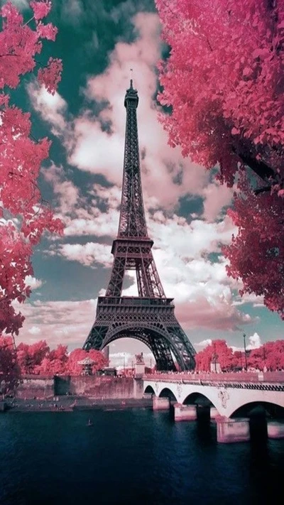 Torre Eiffel cercada por folhagem rosa em Paris