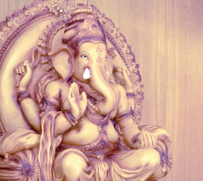 Estatua elegante del Señor Ganesh adornada con intrincados detalles, simbolizando sabiduría y prosperidad.