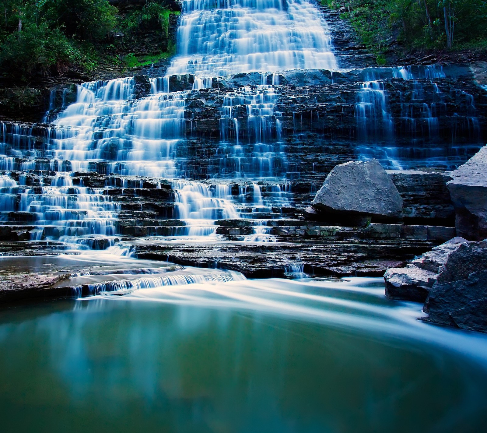 Cachoeira na floresta com céu azul e água (canadá, paisagem, natureza, parque, água)