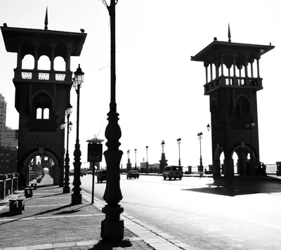 Historische Architektur von Alexandria, Ägypten, mit ikonischen Türmen und einer ruhigen Uferpromenade.