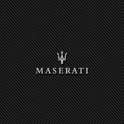 Logo Maserati avec emblème sur fond en fibre de carbone