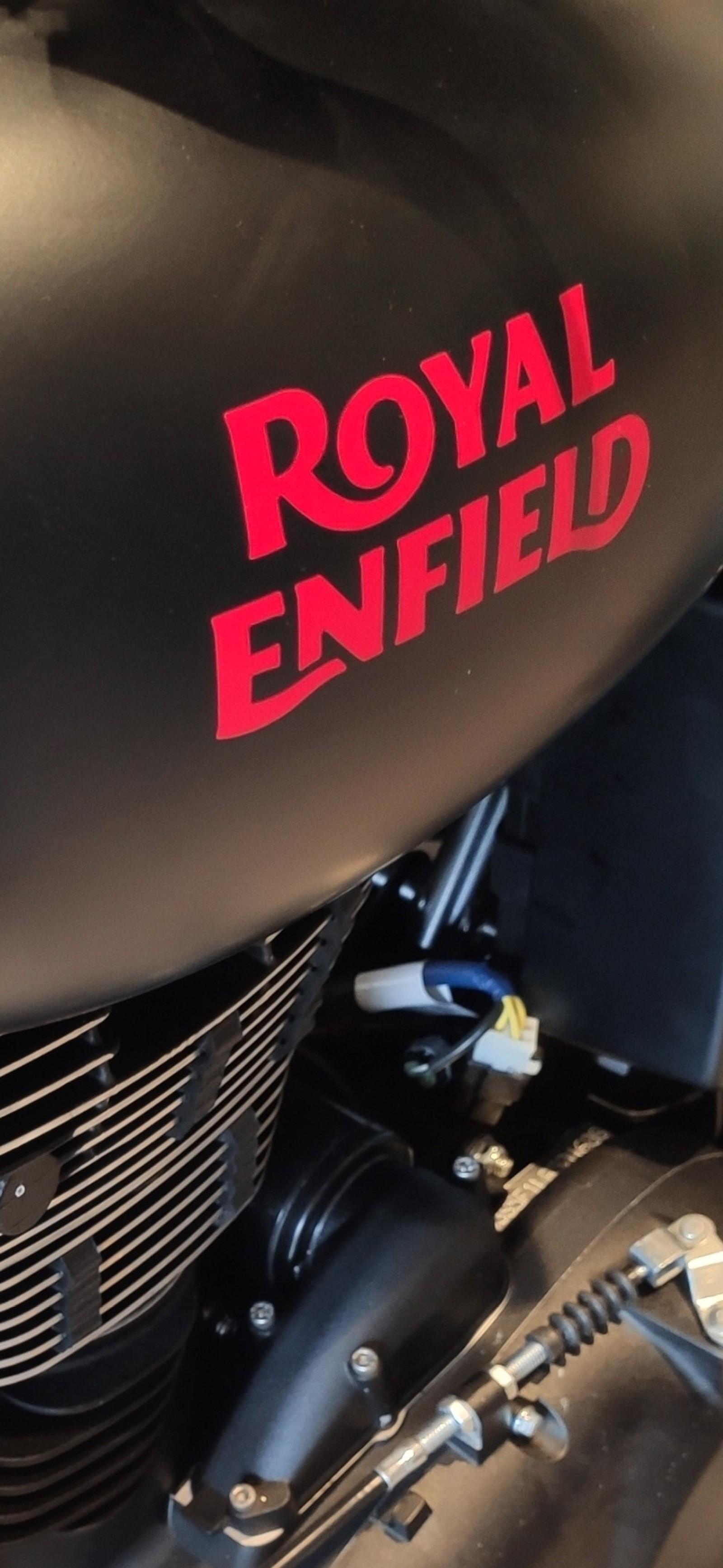 Un primer plano de una motocicleta con un logotipo da royal enfield (bicicleta, royal enfield, stealth negro)