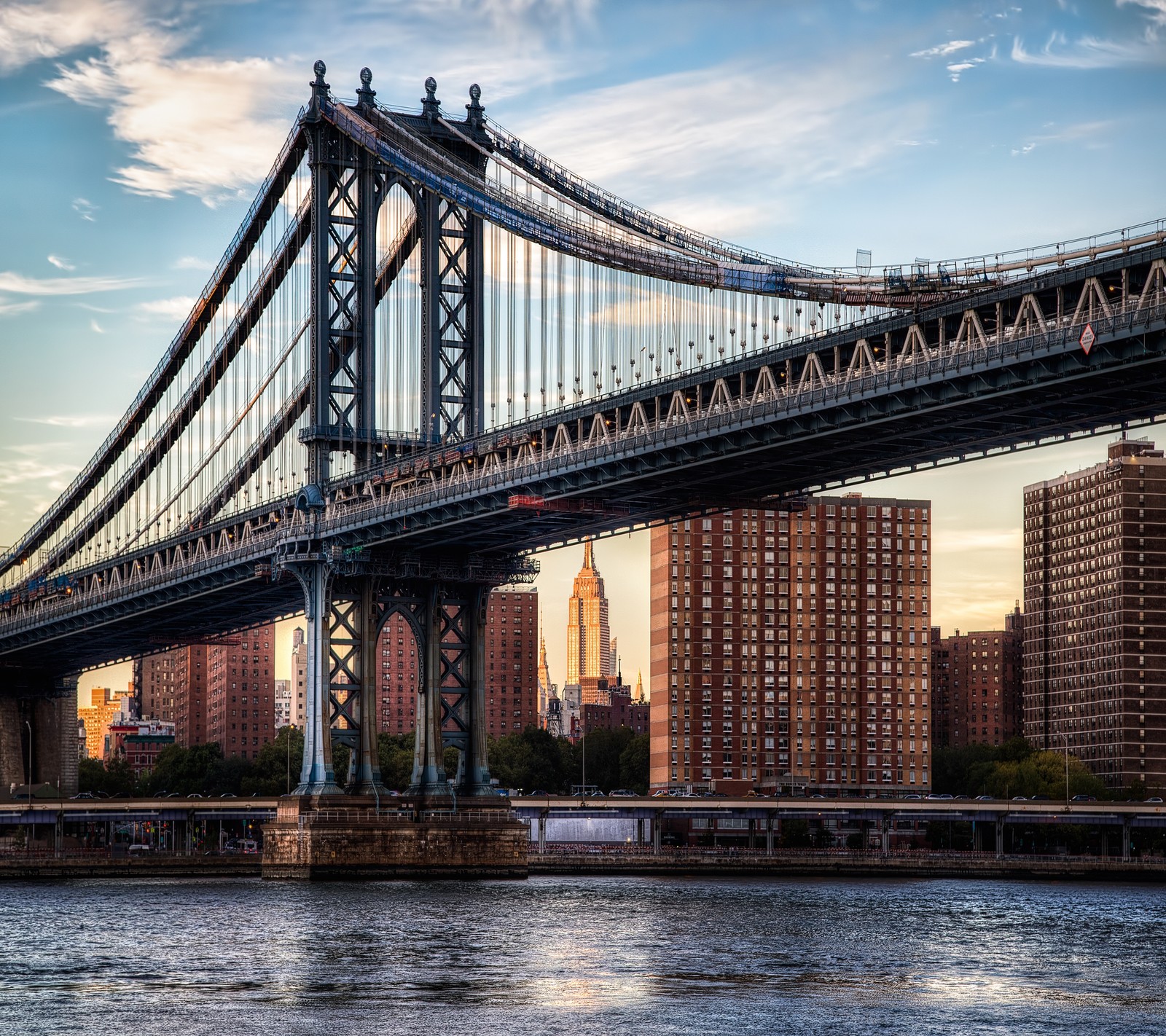 Vue aérienne d'un pont s'étendant sur une rivière avec une ville en arrière-plan (pont, ville, manhattan, new york, ny)