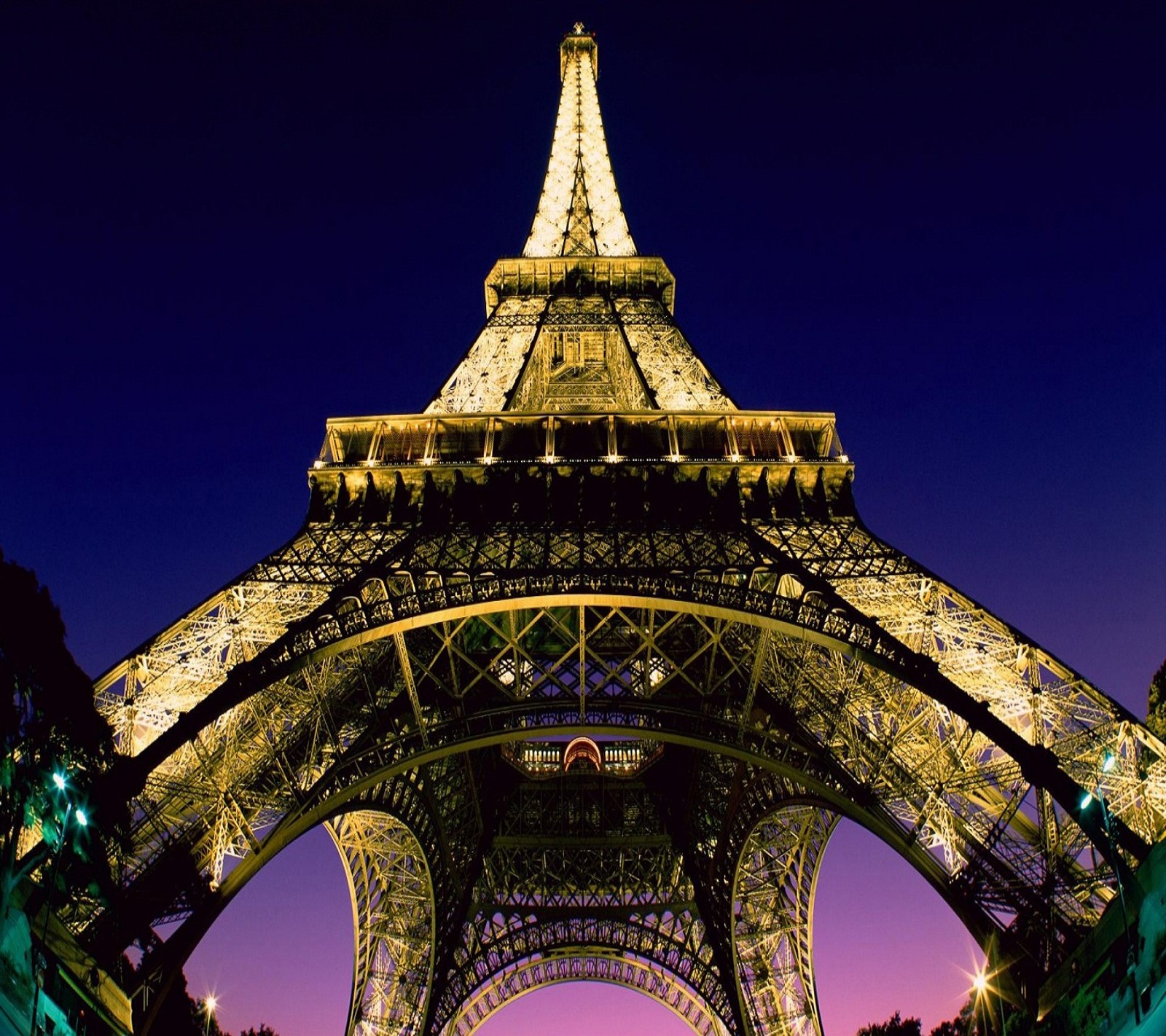 Vista árabe da torre eiffel à noite com as luzes acesas (torre eiffel, paris)