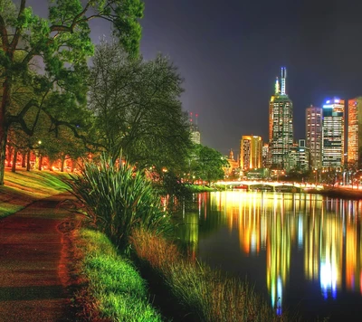 Lumières de la ville réfléchies : Un paysage nocturne serein