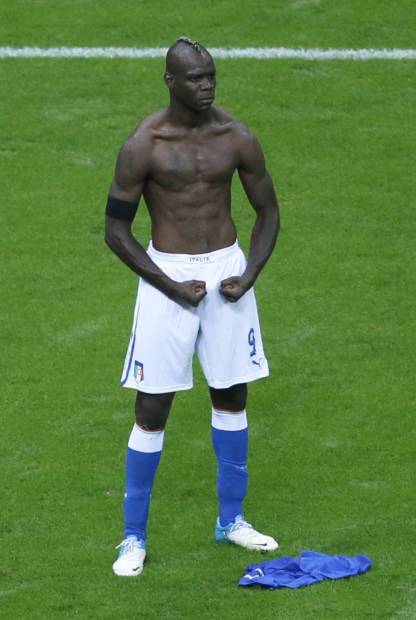 balotelli, celebration, hulk, mario, soccer Download Wallpaper