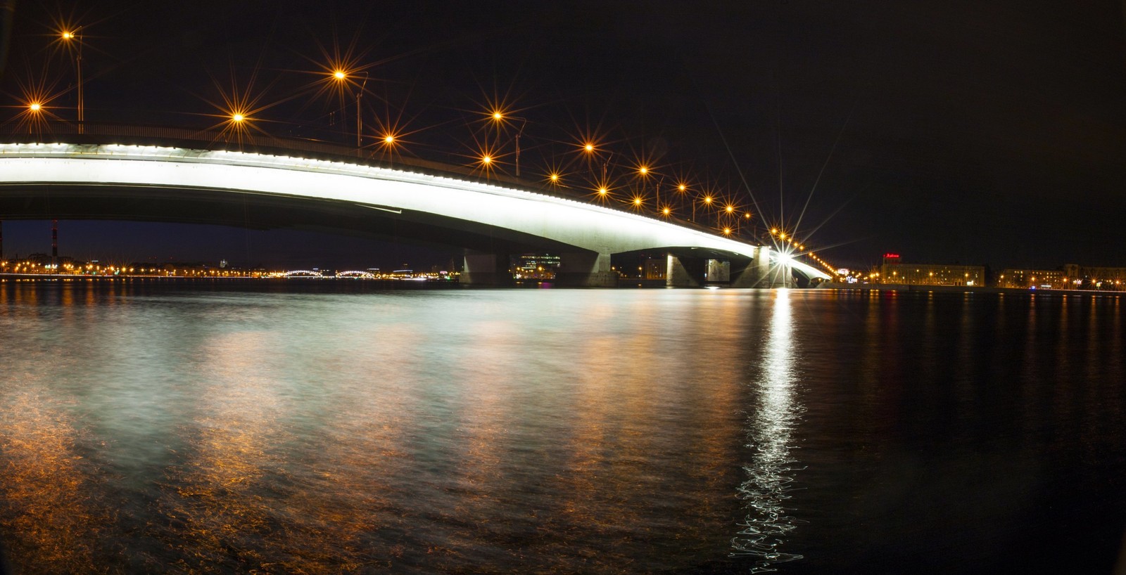 Pont arabe au-dessus de l'eau la nuit avec des lumières (réflexion, nuit, pont, eau, flueve)