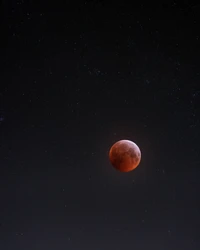 Deslumbrante eclipse lunar iluminando o céu noturno