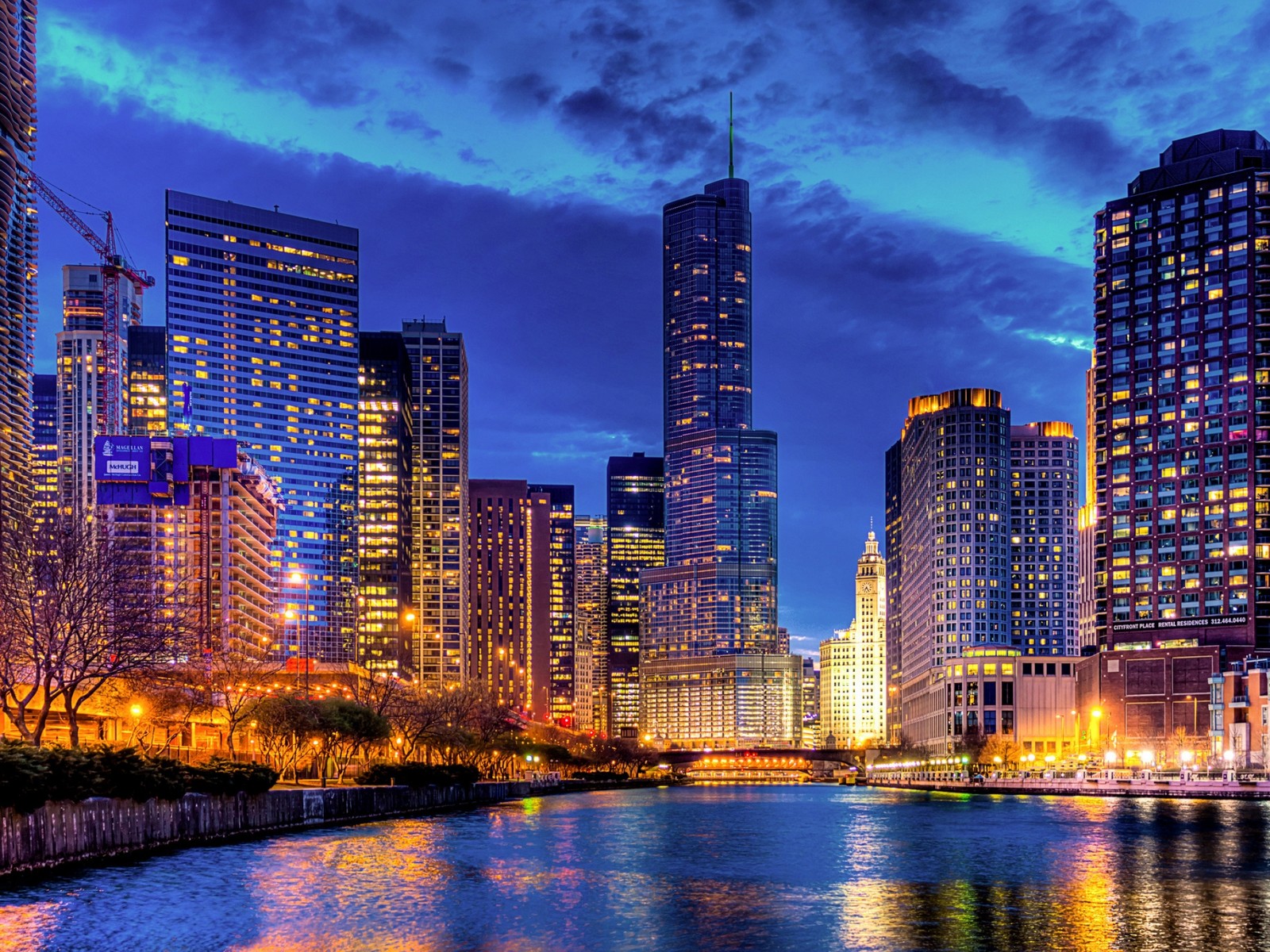 Um lindo horizonte da cidade à noite com um rio e edifícios (chicago, cidade, paisagem urbana, arranha céus, área urbana)