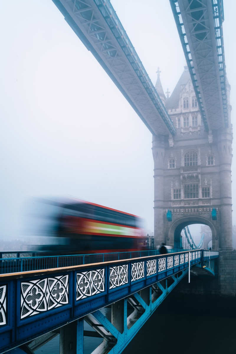 Размытое изображение автобуса, проезжающего под мостом в тумане (tower bridge, мост, архитектура, синий, достопримечательность)