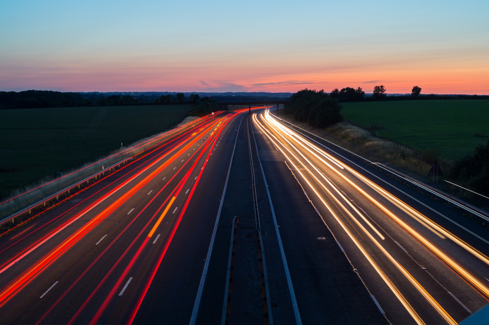 Vista aérea de una carretera con una larga exposición de franjas de luz (camino, carretera, infraestructura, horizonte, ligero)