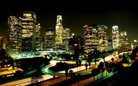 Lebendige nächtliche Skyline von Los Angeles mit beleuchteten Wolkenkratzern und urbanem Verkehr