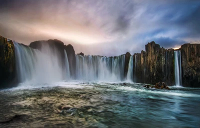 Cascata majestosa caindo em um corpo de água tranquilo na Islândia