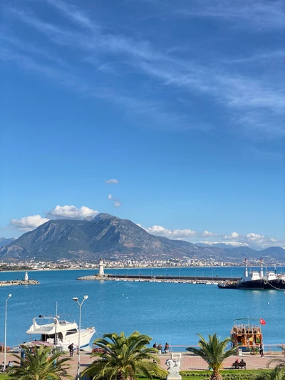 Lac tranquille avec des eaux azur et un paysage montagneux majestueux