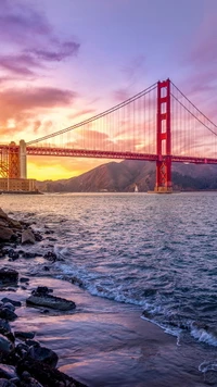 Pont du Golden Gate au coucher du soleil sur la baie de San Francisco