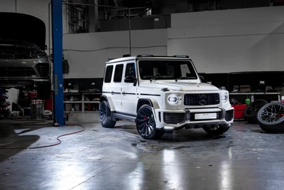 Mercedes-Benz G-Class с индивидуальными колесами в автомобильной мастерской