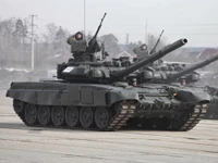 Desfile militar con tanques de batalla principales T-72 en formación