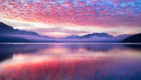 Reflet coloré du coucher de soleil sur un lac serein