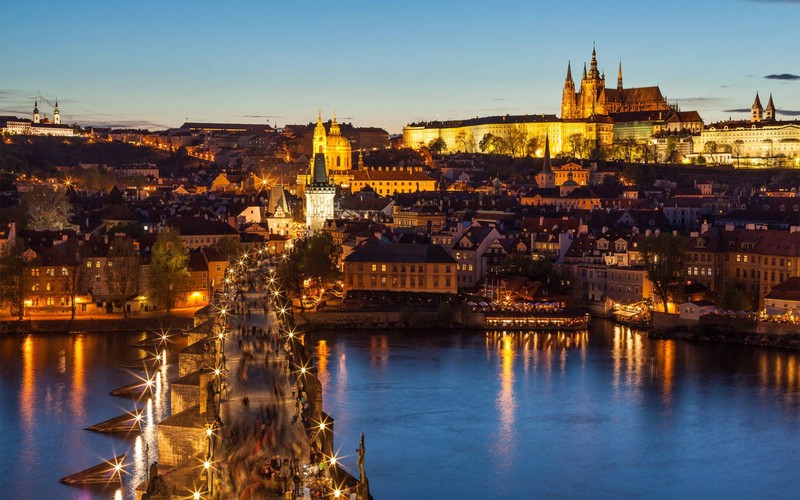 Вид на город с замком и рекой ночью (карлов мост, charles bridge, влтава, vltava, пражский град)