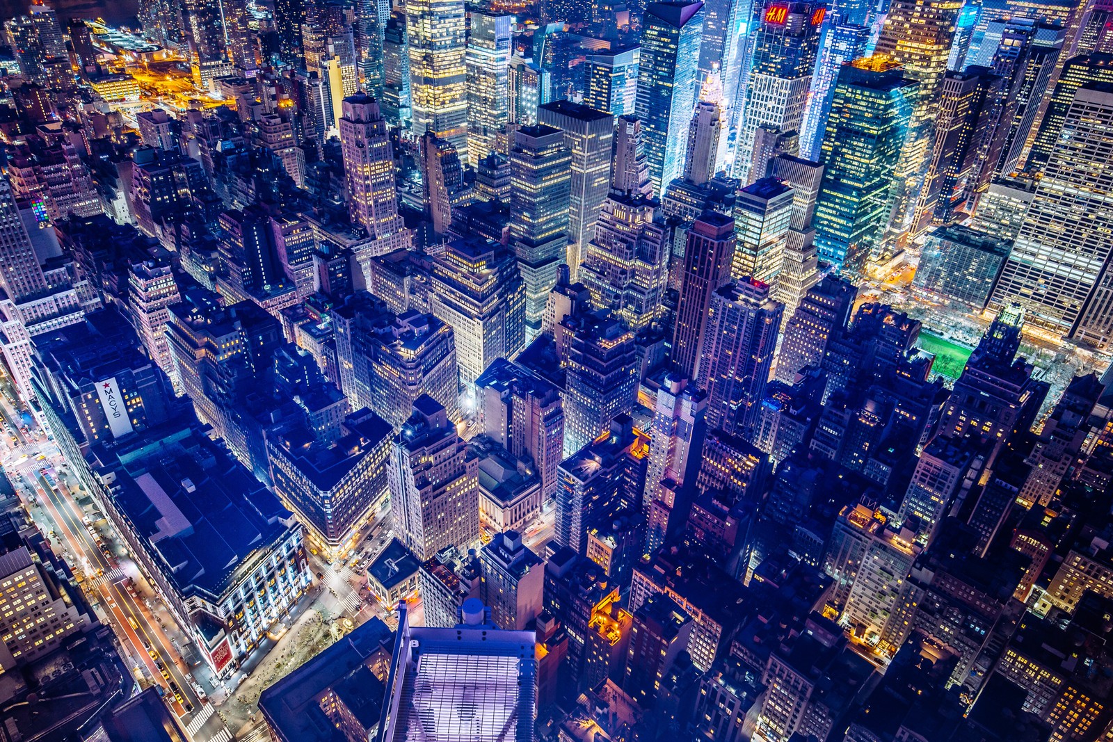 Una vista de la ciudad de noche desde la cima del edificio empire (edificio, ciudad, área urbana, azul, paisaje urbano)