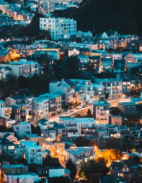 Lebendige städtische Nachtlandschaft mit bunten Wohngebäuden und funkelnden Lichtern in einer pulsierenden Metropole.