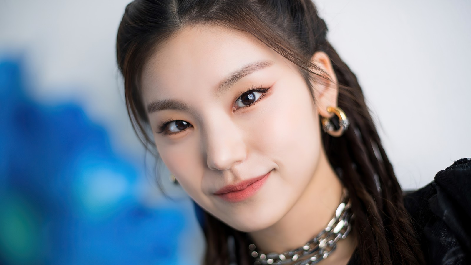 Un gros plan d'une femme portant un collier et des boucles d'oreilles (yeji, 예지, hwang ye ji, 황예지, itzy)