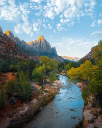 Majestoso rio de montanha fluindo através de vibrantes terras altas