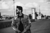 The Weeknd in Monochrom: Urbaner Schnappschuss eines Musik-Ikone