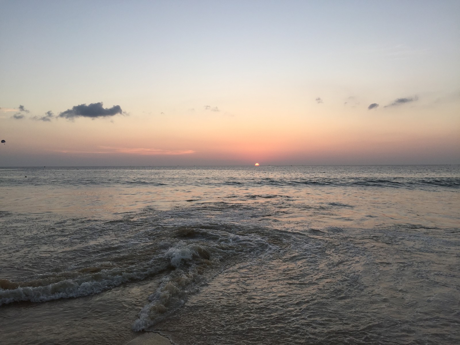 Vue aérienne d'une plage avec des vagues et un coucher de soleil. (mer, fluide, liquide, atmosphère, crépuscule)