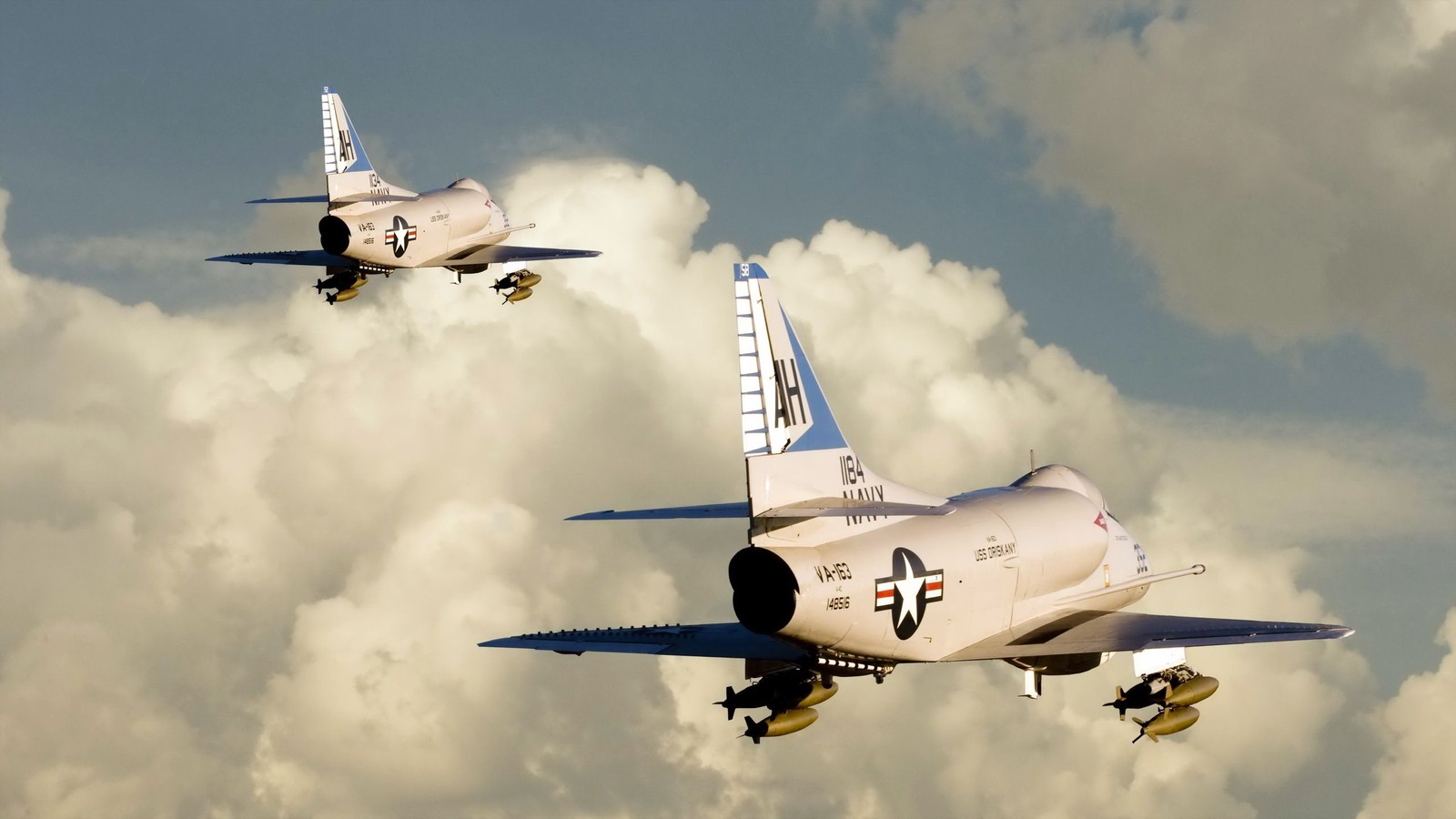 Há dois aviões voando no céu com nuvens ao fundo (aeronave, aviação, avião a jato, engenharia aeroespacial, voo)