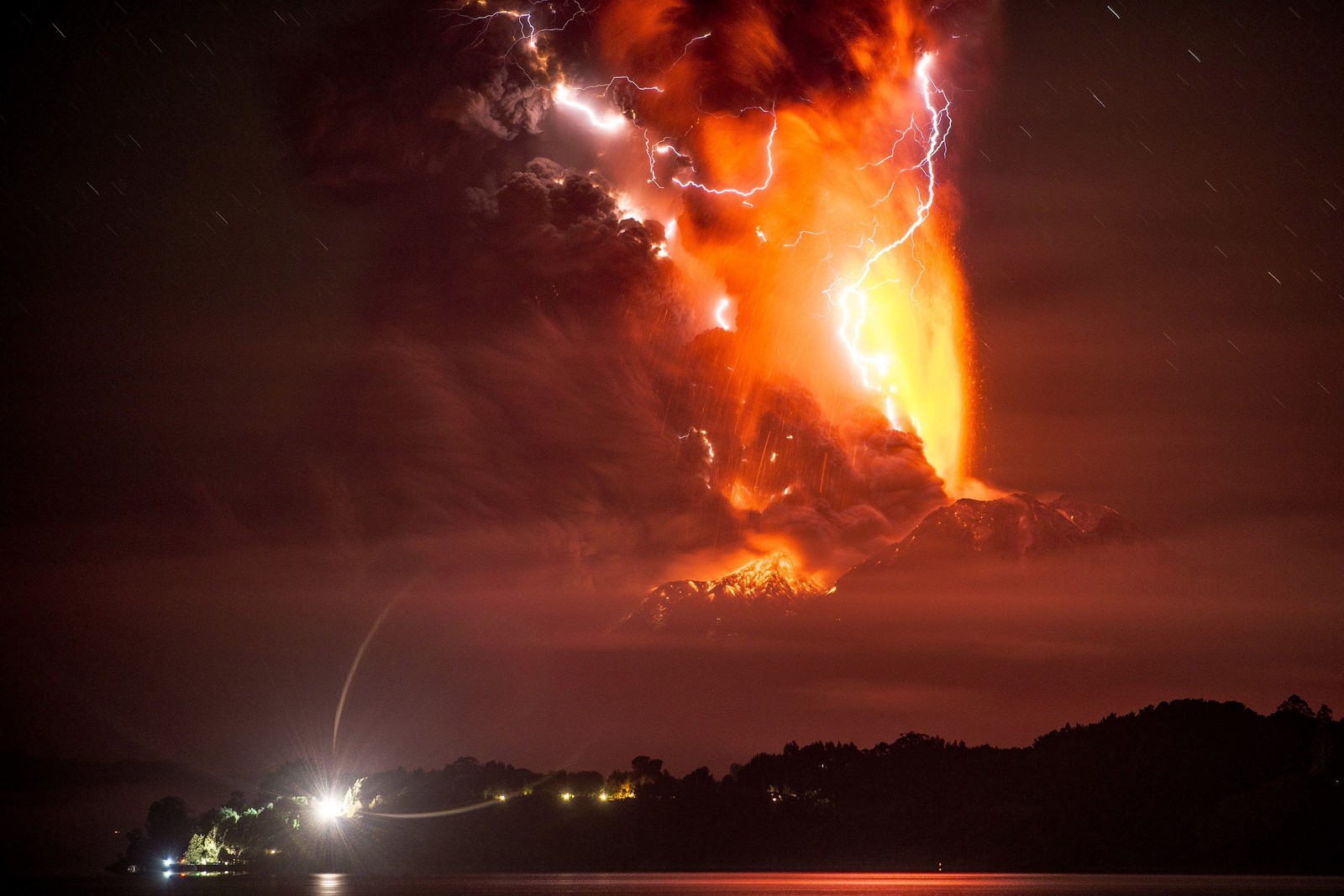 Un volcán con rayos y relámpagos en el cielo (calbuco, volcán, calor, noche, atmósfera)