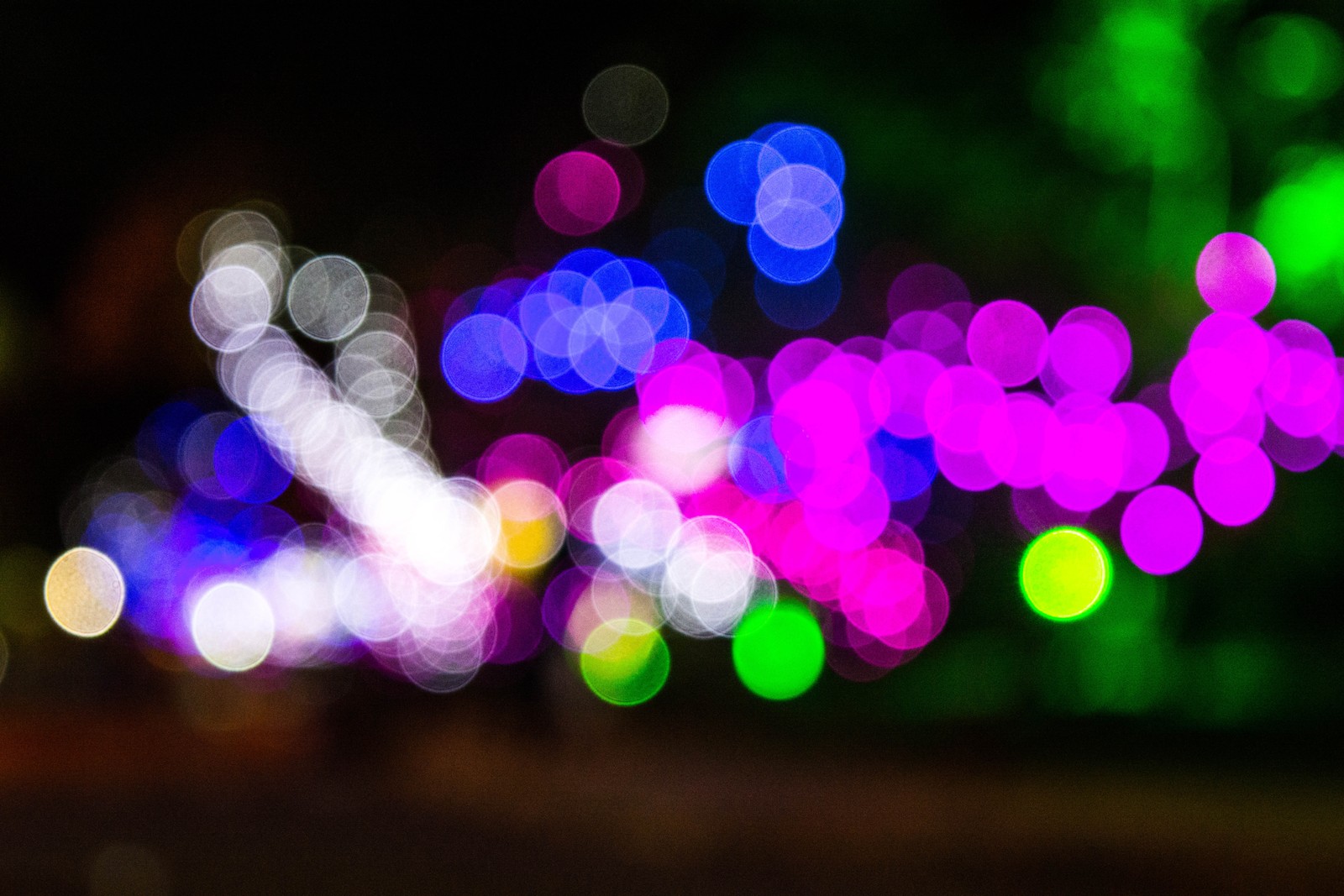 Luzes coloridas brilhantes brilhando intensamente em uma noite escura (luz, iluminação, noite, roxo)