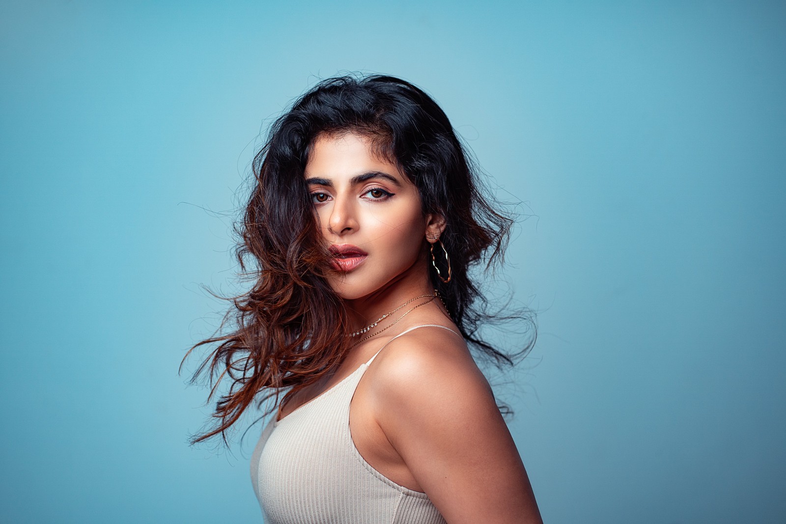 Une femme arabe avec de longs cheveux et un débardeur blanc (iswarya menon, actrice indienne, 5k, gens, autres)