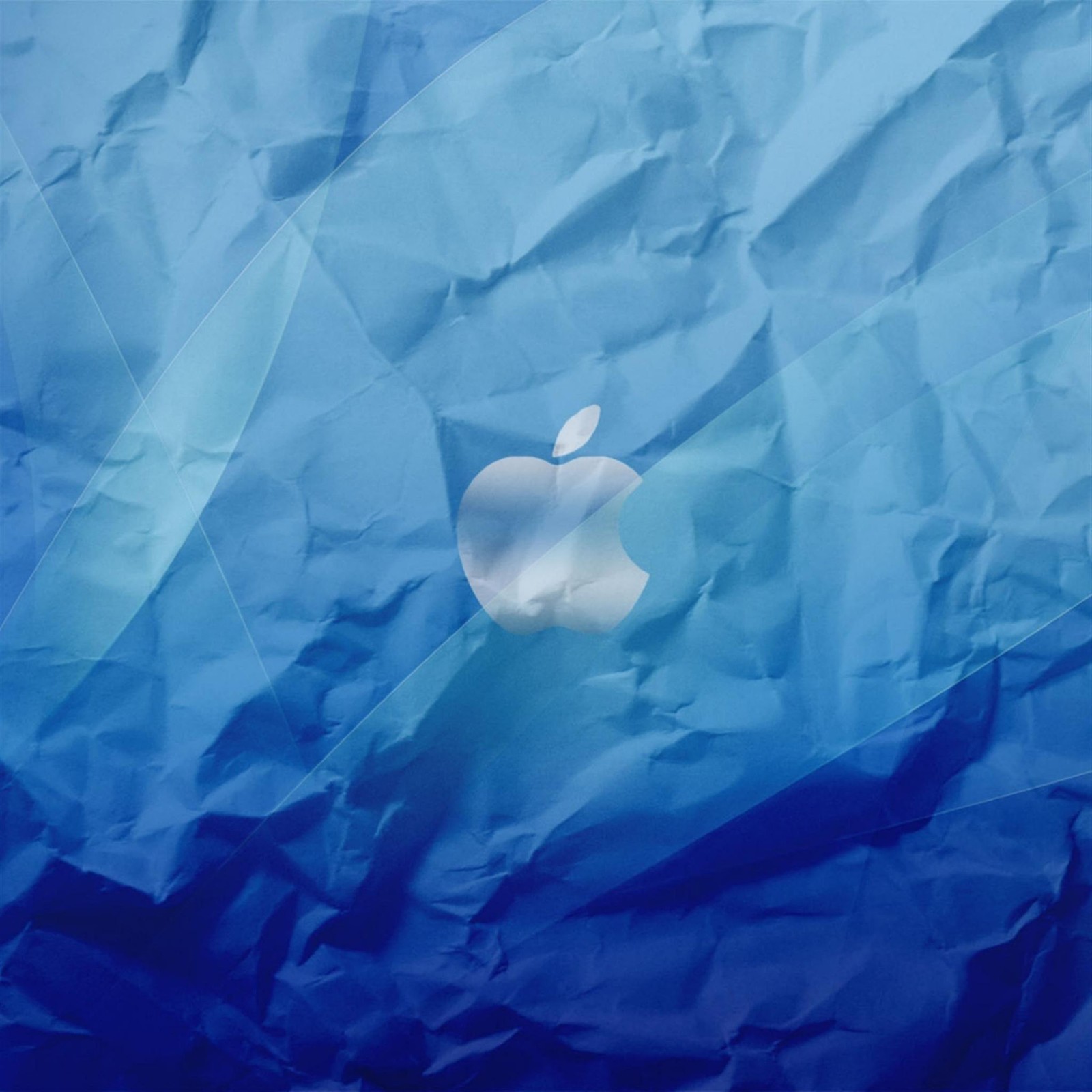 Il y a un logo apple blanc sur un papier froissé bleu. (pomme, bleu, azur, iceberg, glace)