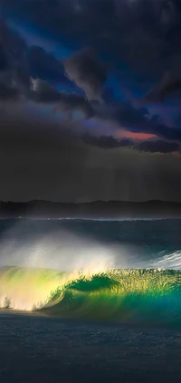 Vagues dynamiques sous des cieux dramatiques au crépuscule