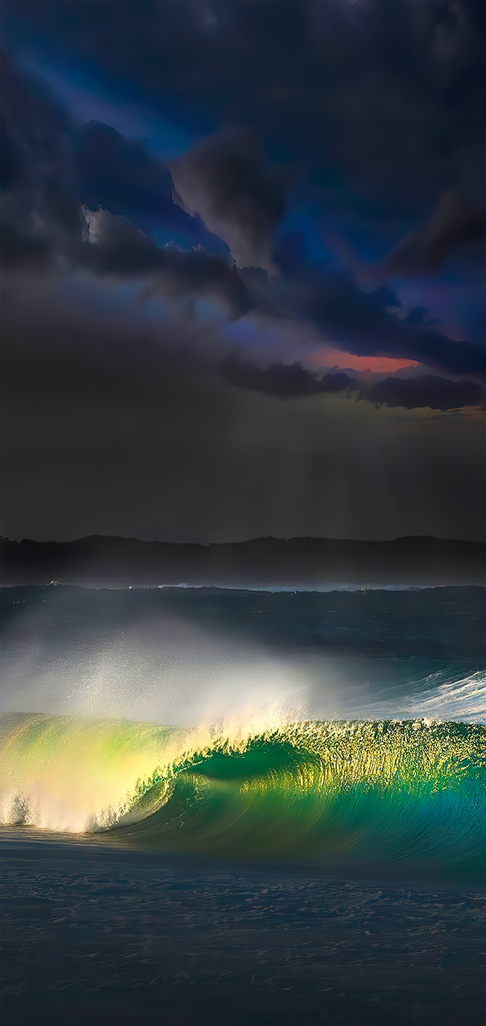 Une vue panoramique d'une vague se brisant dans l'océan sous un ciel sombre (terre, nuage, eau, atmosphère, ressources en eau)