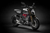 Cruiser Ducati avec Phare Frappant et Système d'Échappement Innovant