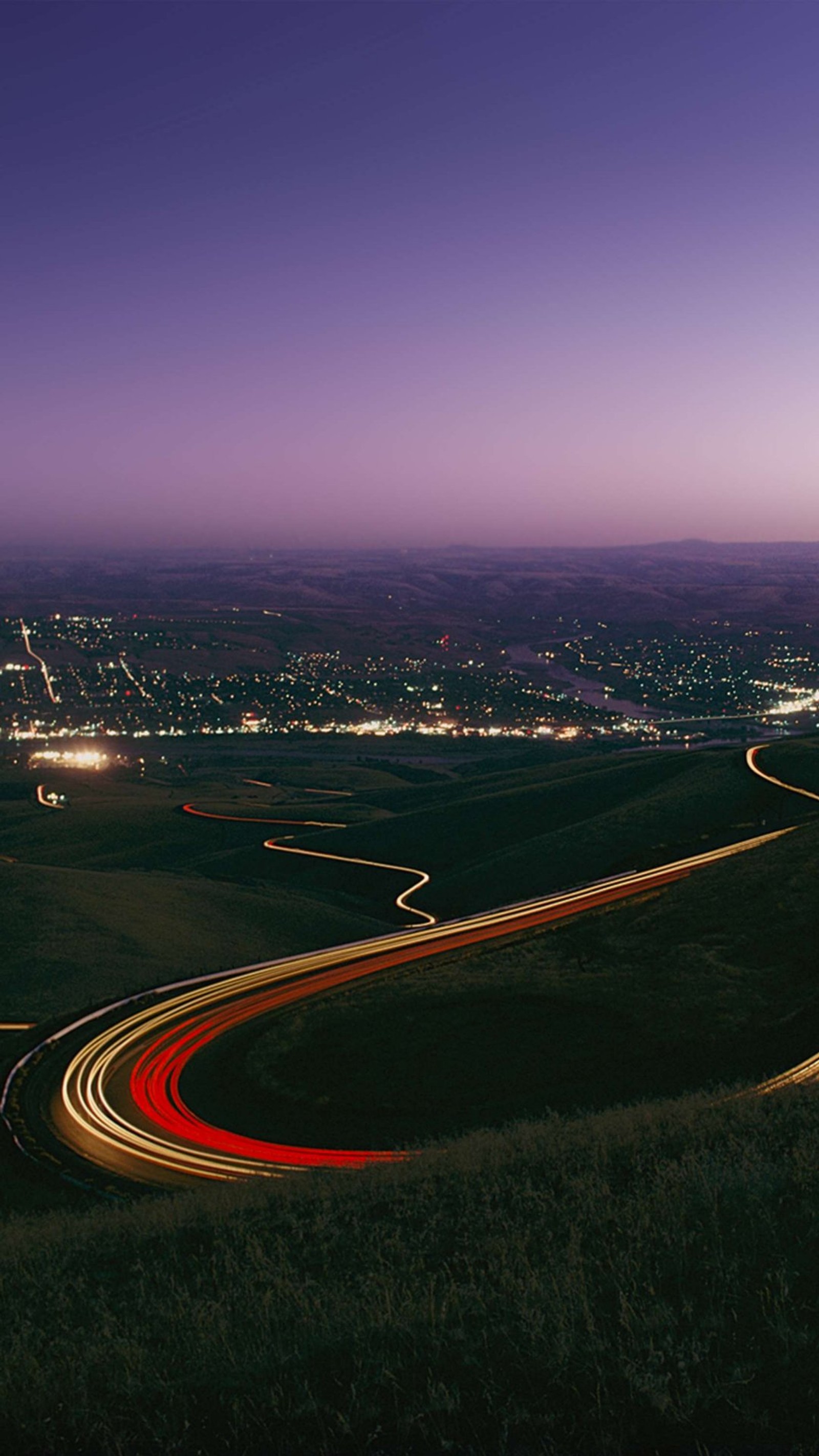 Arafed view of a city at night with a long exposure of light trails (flyme os 6, android, road, infrastructure, atmosphere)