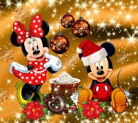 Minnie und Mickey Mouse feiern ein fröhliches Weihnachten mit festlicher Dekoration