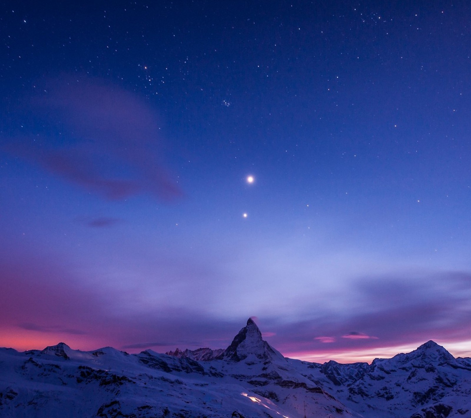 Uma vista de uma montanha com uma estrela no céu (azul, natural, céu, estrela)