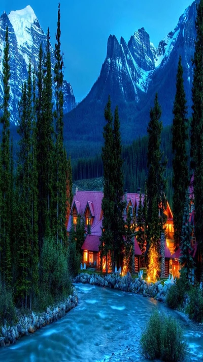 Charmante cabane nichée parmi des montagnes majestueuses au crépuscule.