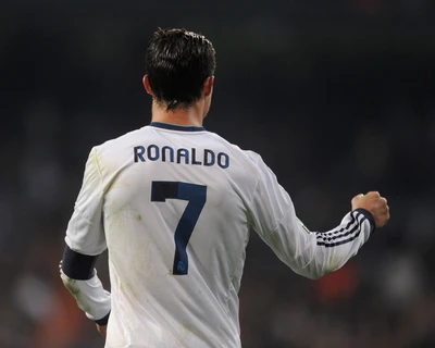 Cristiano Ronaldo im Real Madrid Trikot, feiernd mit erhobenem Arm.