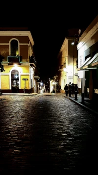 Paseo nocturno sereno por las encantadoras calles de San Juan