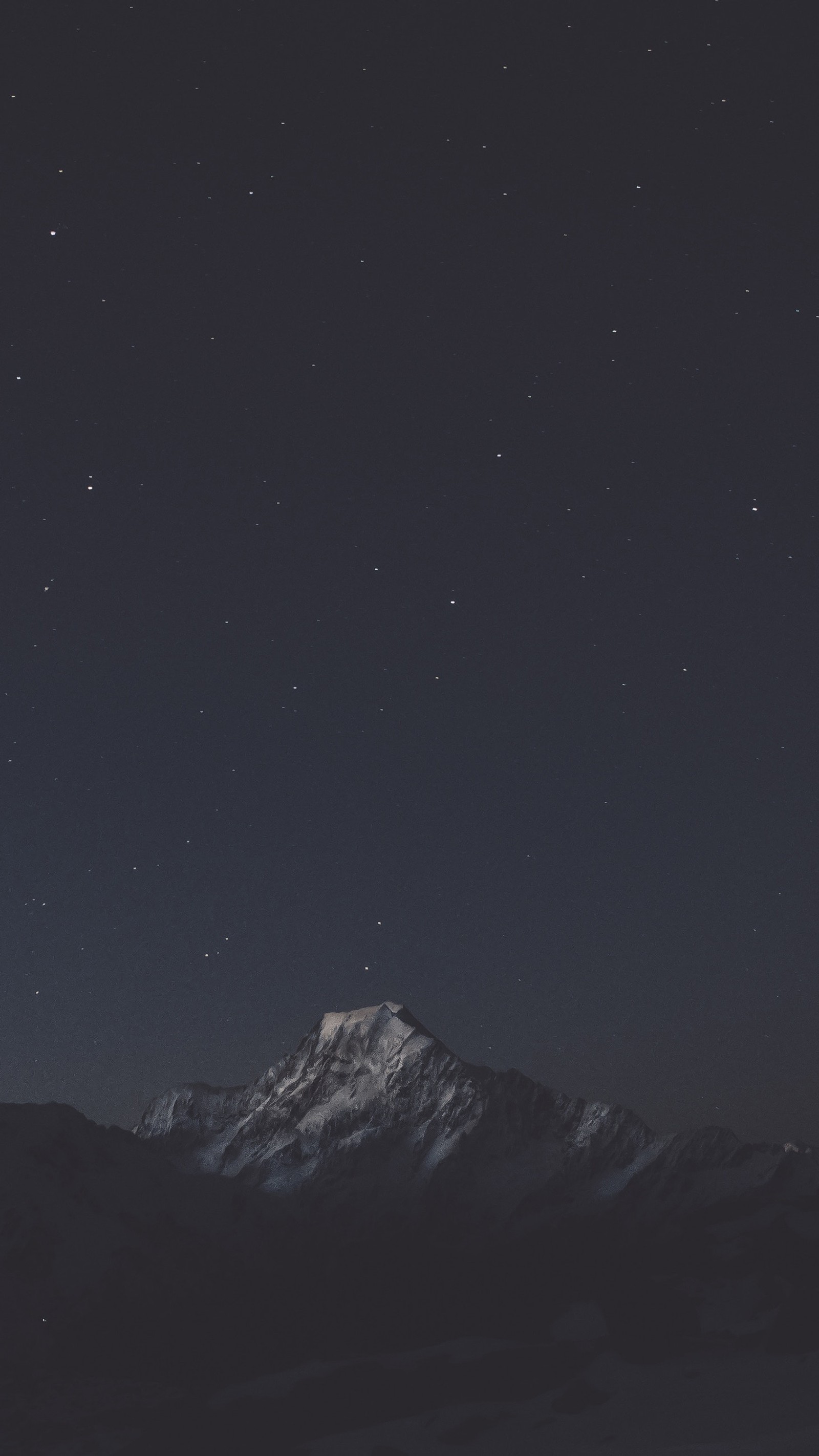 Ciel nocturne avec des étoiles et une montagne en arrière-plan (sombre, montagne, nuit, temps nocturne, étoiles)