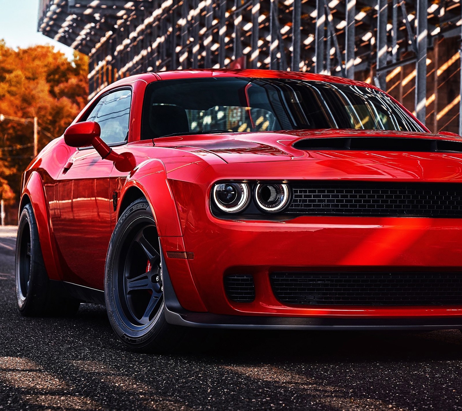 Un primer plano de un coche dodge rojo estacionado frente a un edificio (estadounidense, retador, dodge, rojo)