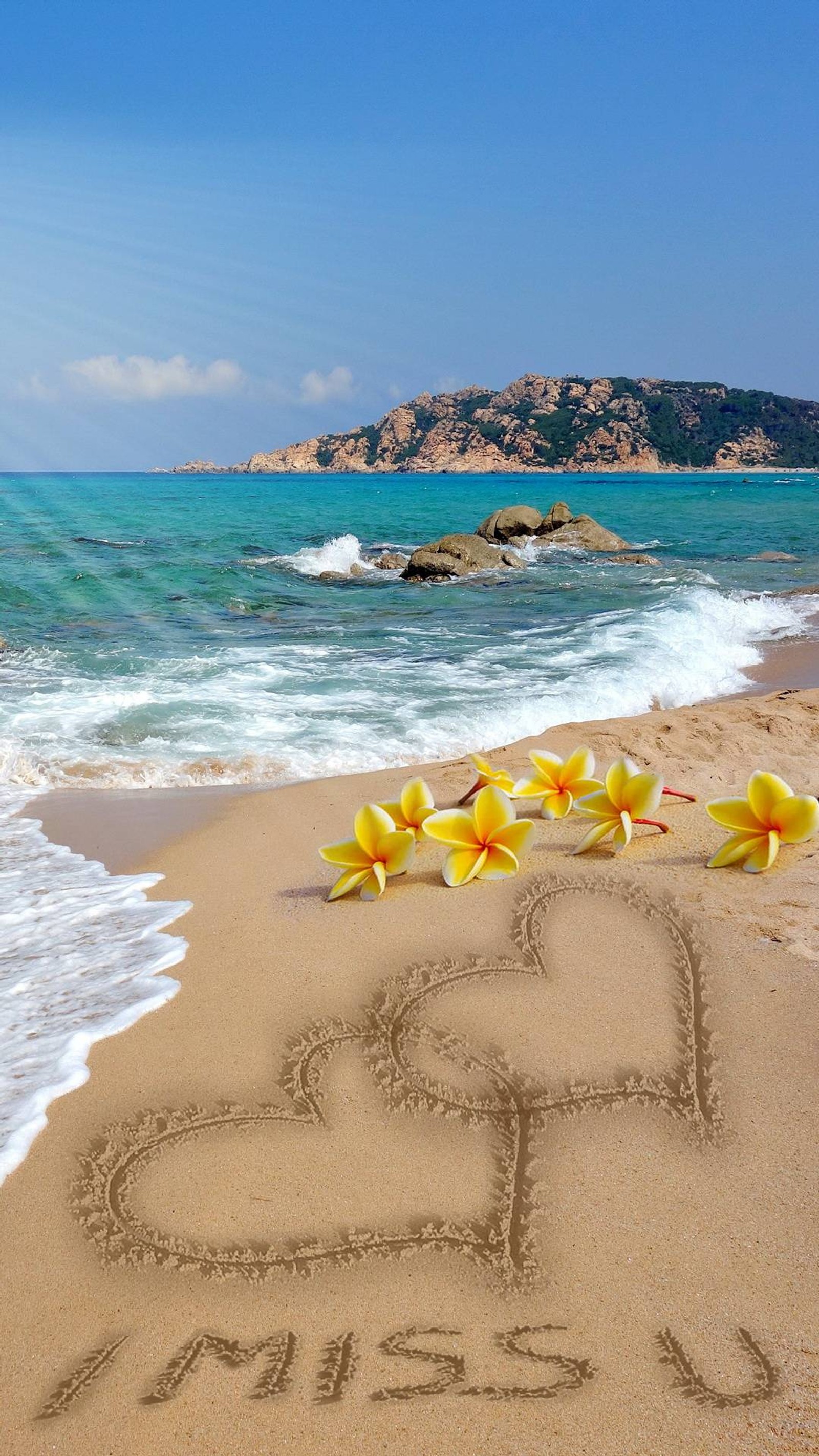 Nachricht im sand am strand mit blumen geschrieben (ich vermisse dich, liebe)