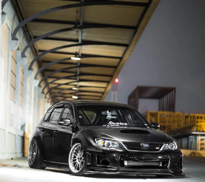 Sleek negro Subaru WRX bajo el dosel urbano