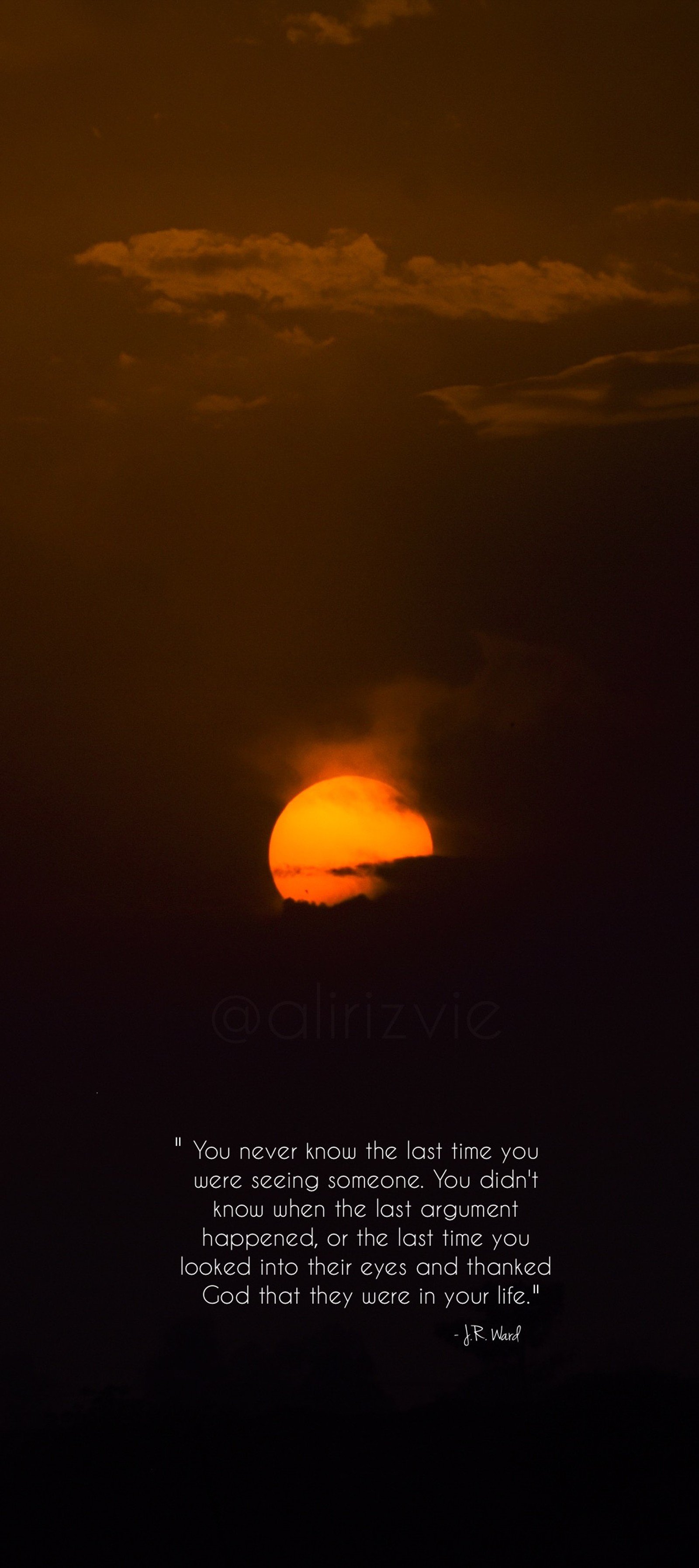 Ein foto eines sonnenuntergangs mit einem zitat in der mitte (alirizvie, weinen, auf wiedersehen, letzte, liebe)