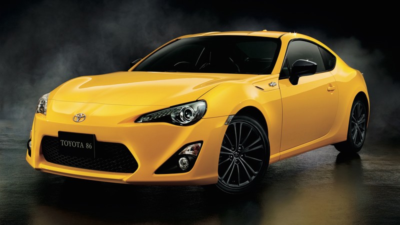 Жёлтый спортивный автомобиль toyota 867 показан в студии (машина, toyota, наследник, желтый, спортивный автомобиль)